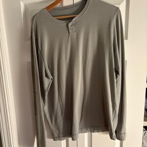 ☑️Vuori Men's Long Sleeve Henley in Gray